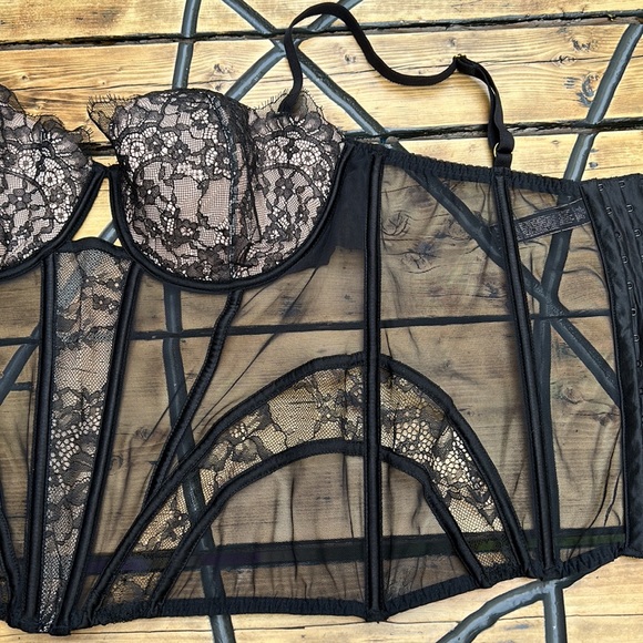 Victoria’s Secret 38D lace Bustier - Picture 5 of 6